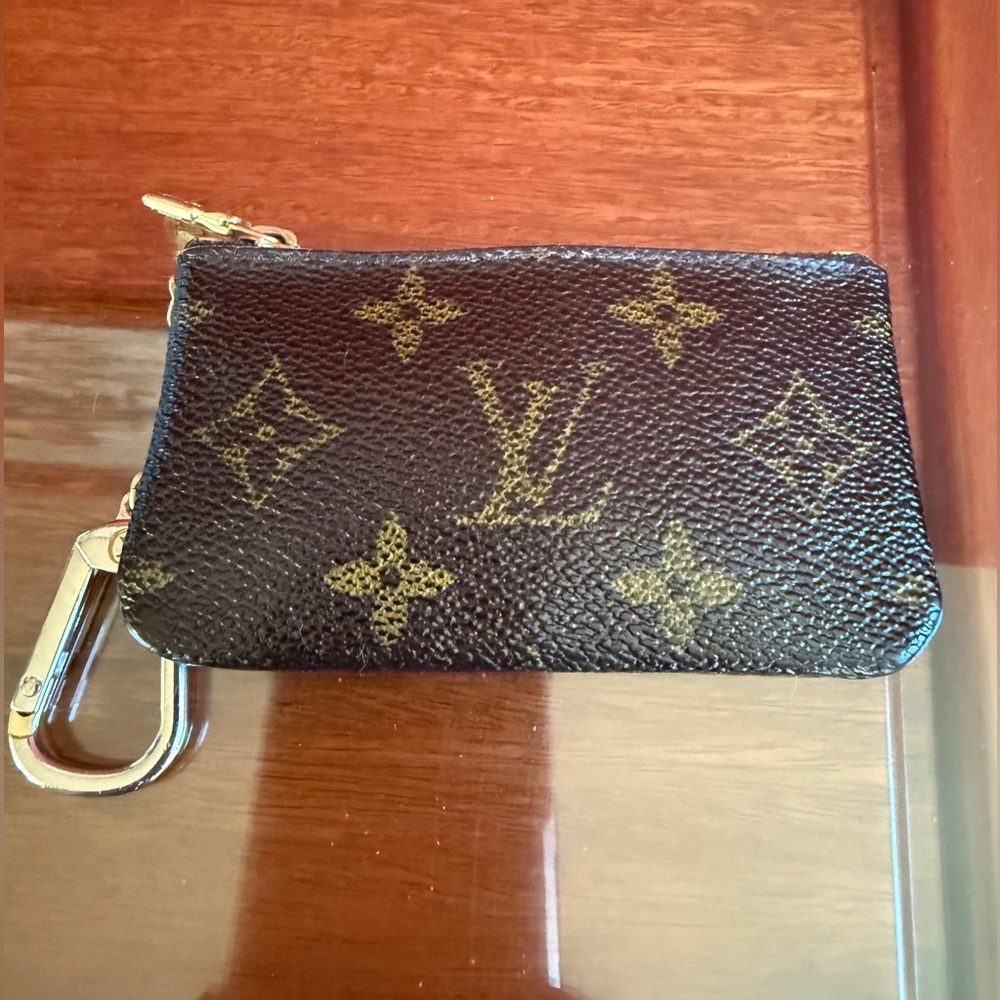 LOUIS VUITTON MONOGRAM KEY CLES WITH LV DUST BAG AND LV BOX - Picture 2 of 11